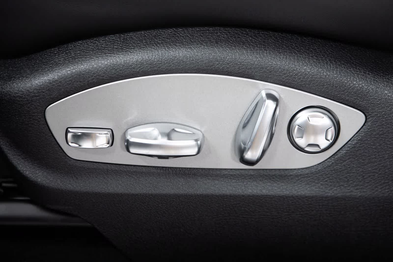 Thumbnail: 2026 Porsche Macan - 23