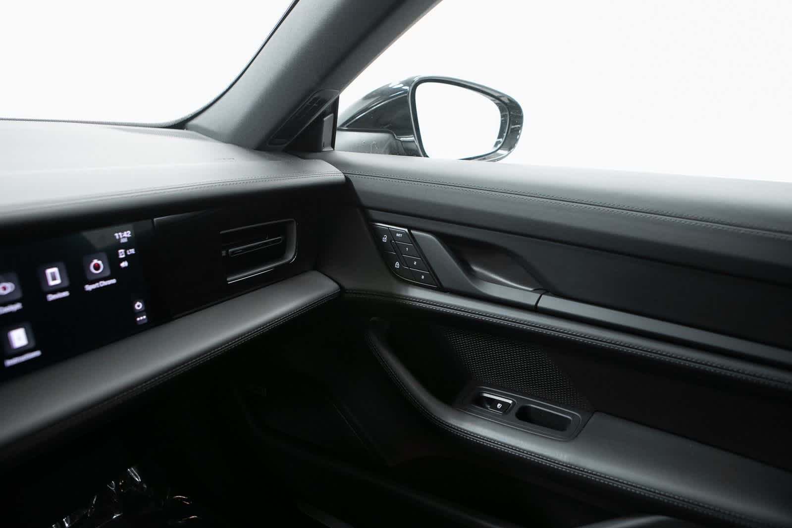 Thumbnail: 2022 Porsche Taycan - 24