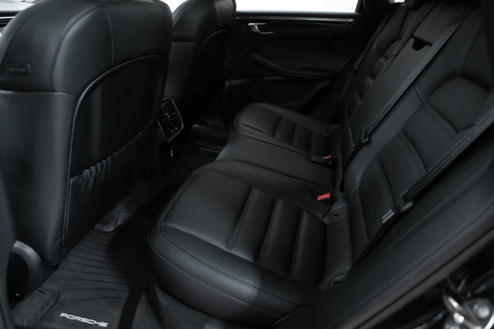 Thumbnail: 2026 Porsche Macan - 35