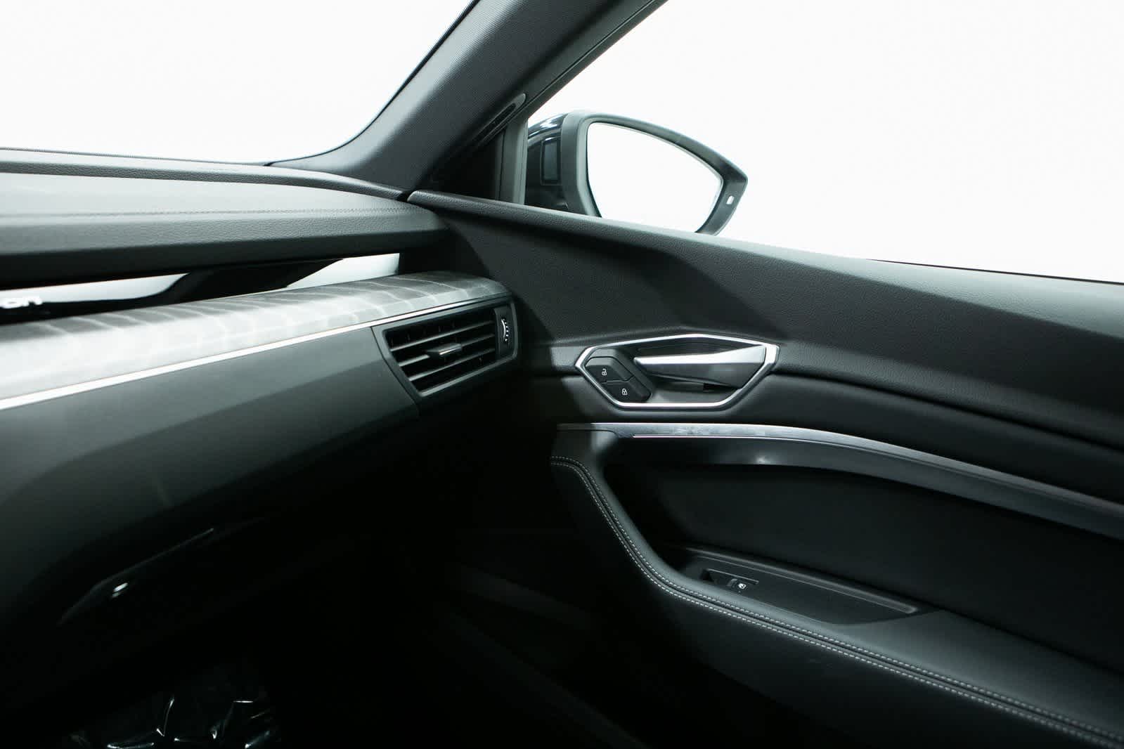 Thumbnail: 2022 Audi e-tron - 25