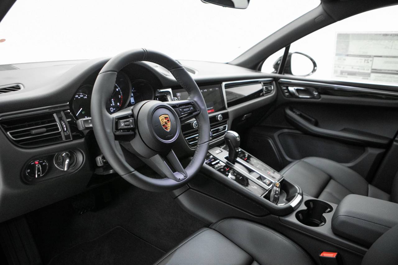 Thumbnail: 2026 Porsche Macan - 4