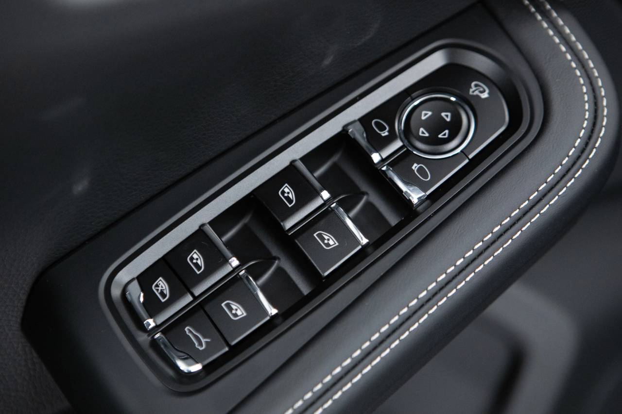 Thumbnail: 2026 Porsche Macan - 25