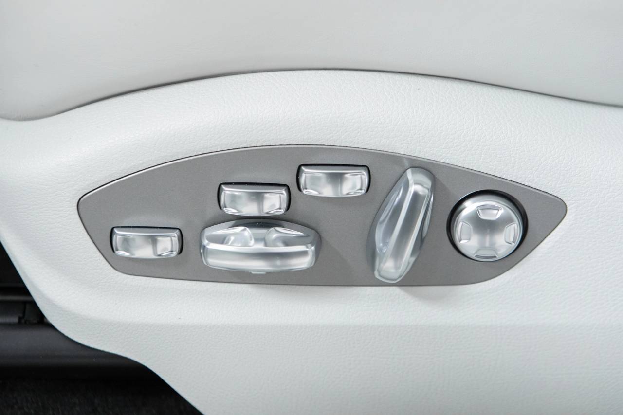 Thumbnail: 2026 Porsche Macan - 24