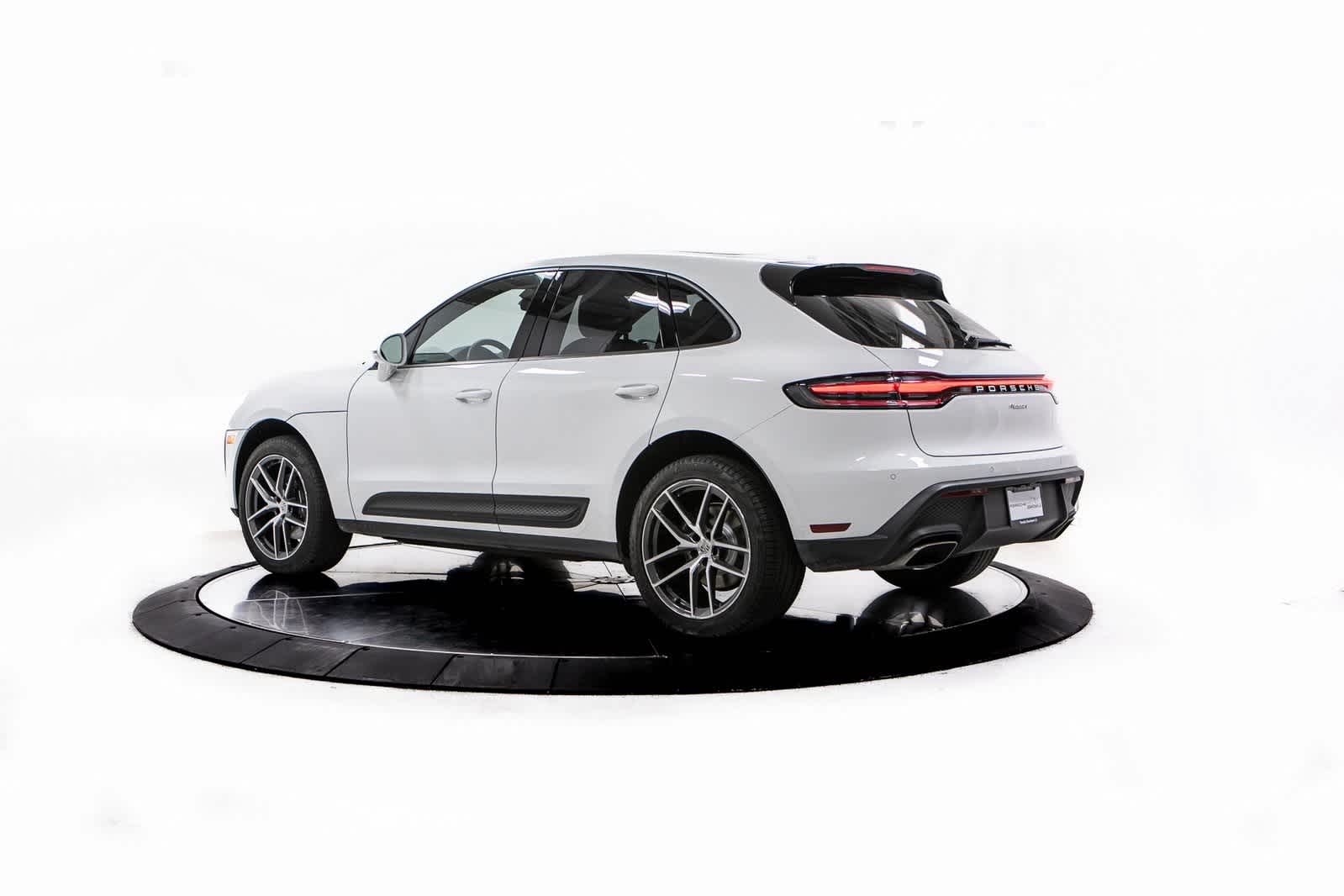 2022 Porsche Macan Base photo 2