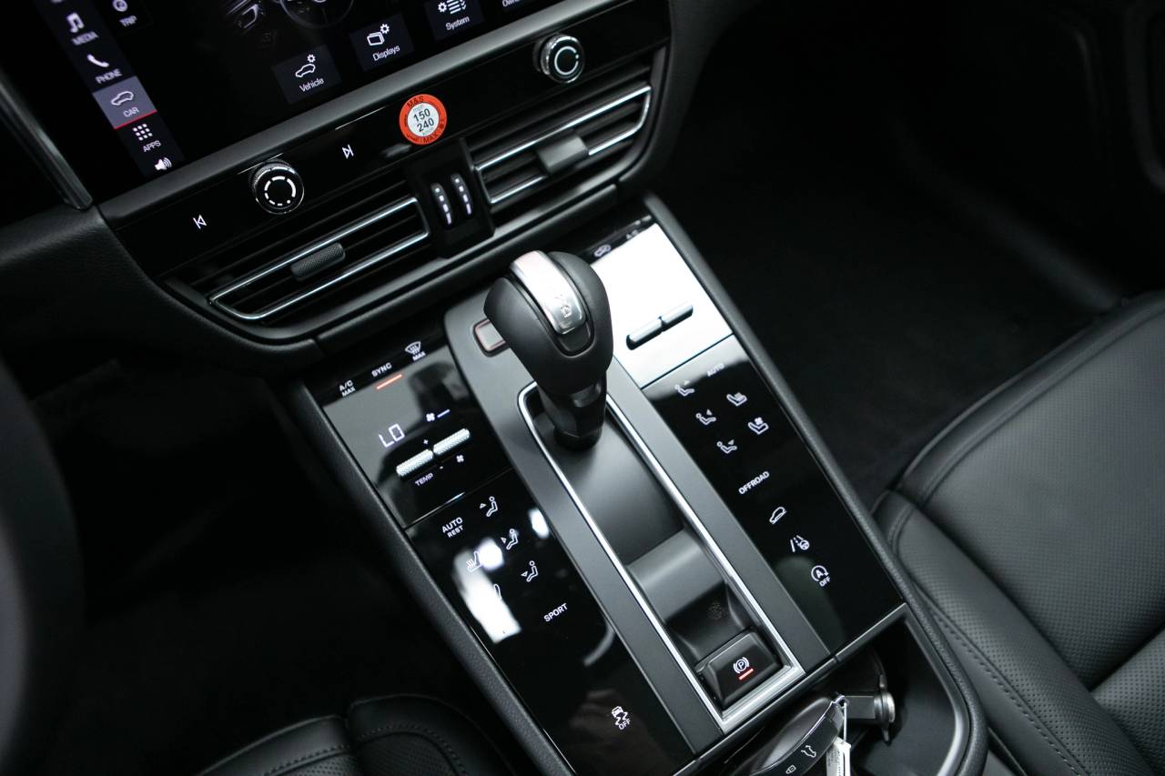 Thumbnail: 2026 Porsche Macan - 28