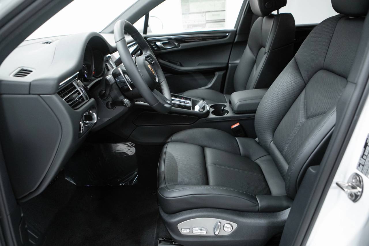 Thumbnail: 2026 Porsche Macan - 23