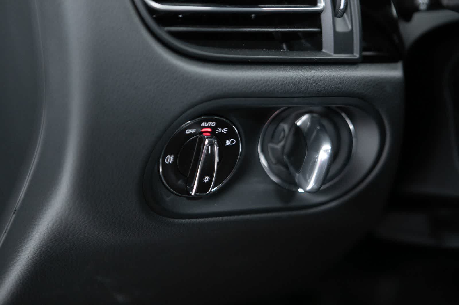 Thumbnail: 2026 Porsche Macan - 27