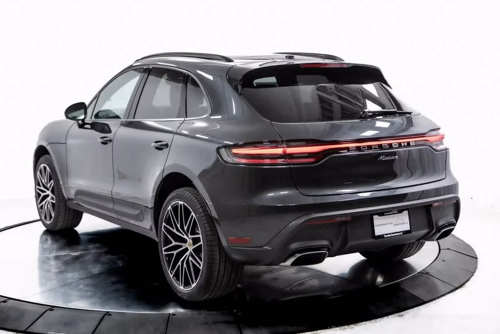 2025 Porsche Macan Base photo 3