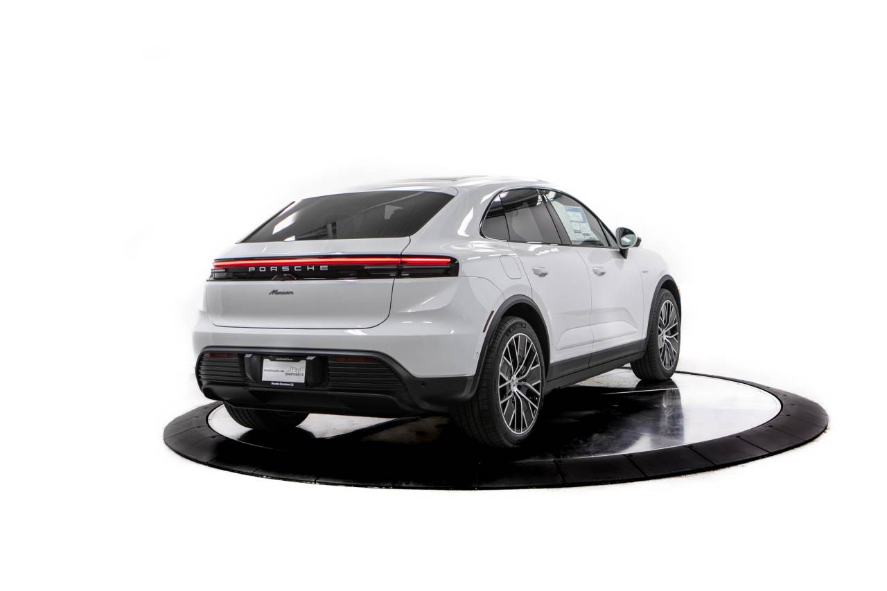Thumbnail: 2026 Porsche Macan - 7