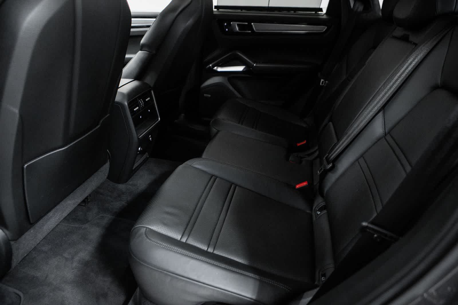 Thumbnail: 2022 Porsche Cayenne - 33