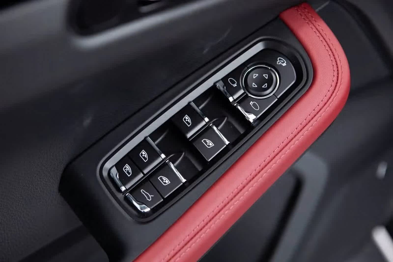 Thumbnail: 2025 Porsche Macan - 19