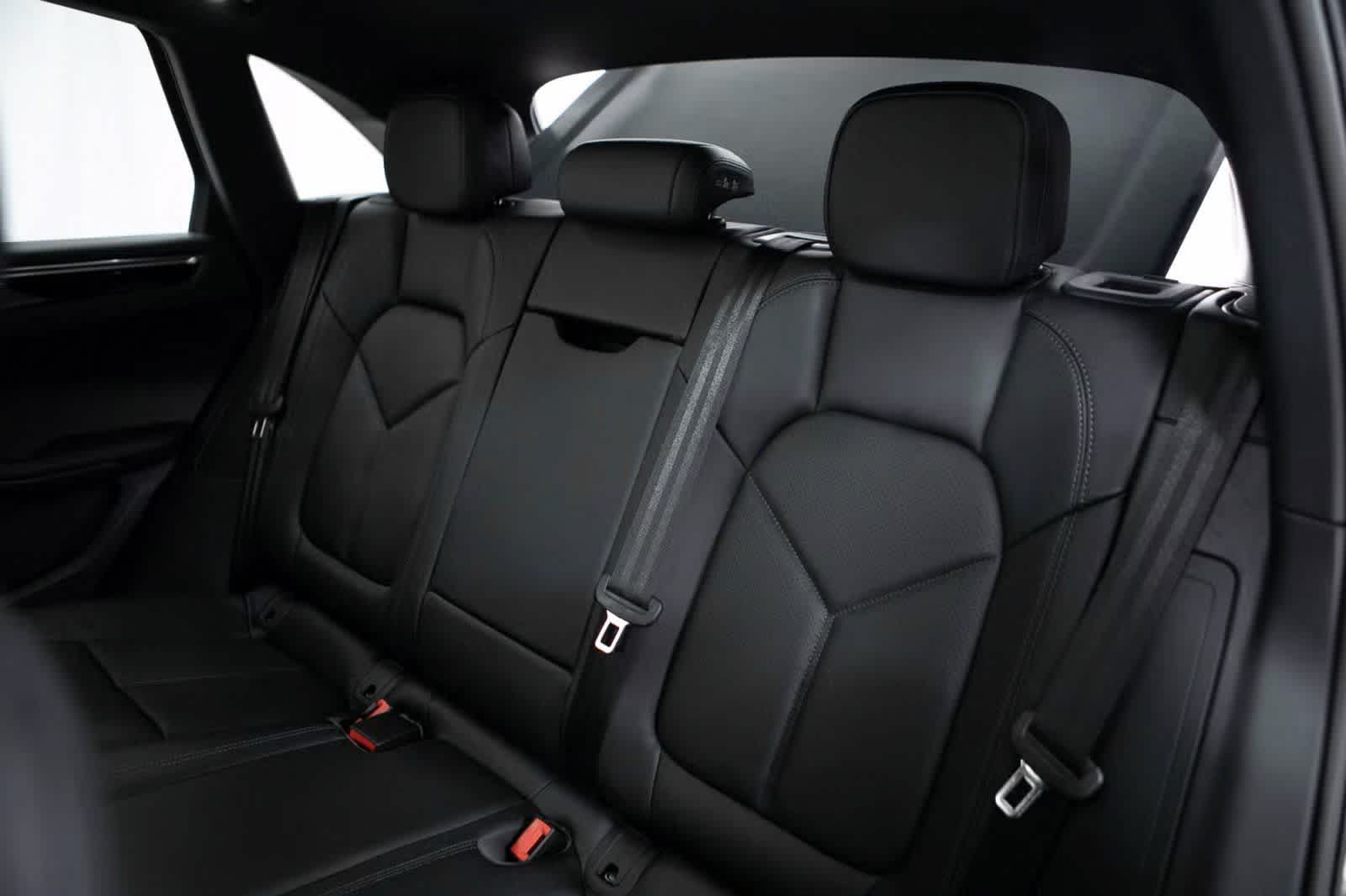 Thumbnail: 2026 Porsche Macan - 31