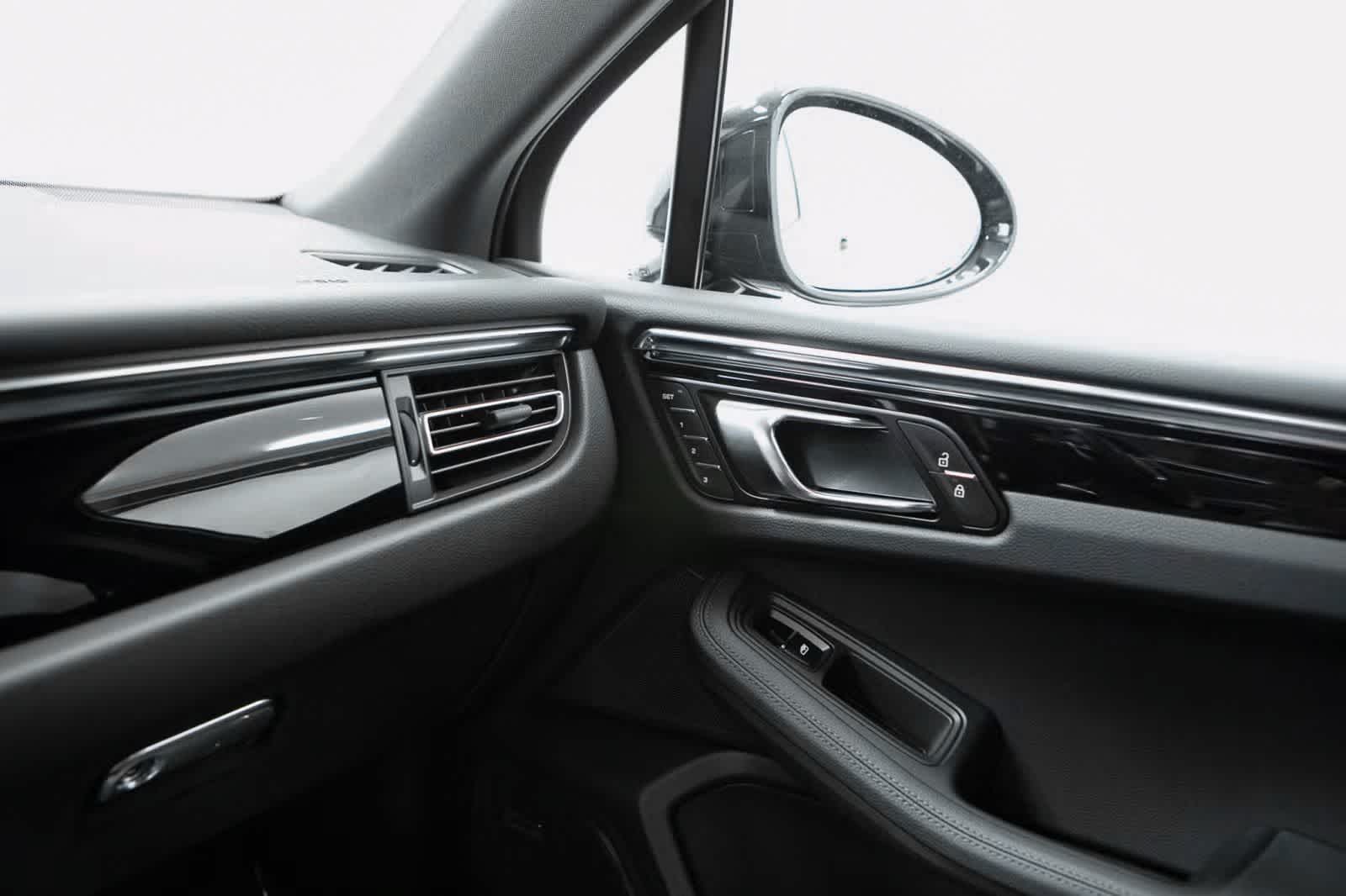 Thumbnail: 2026 Porsche Macan - 32