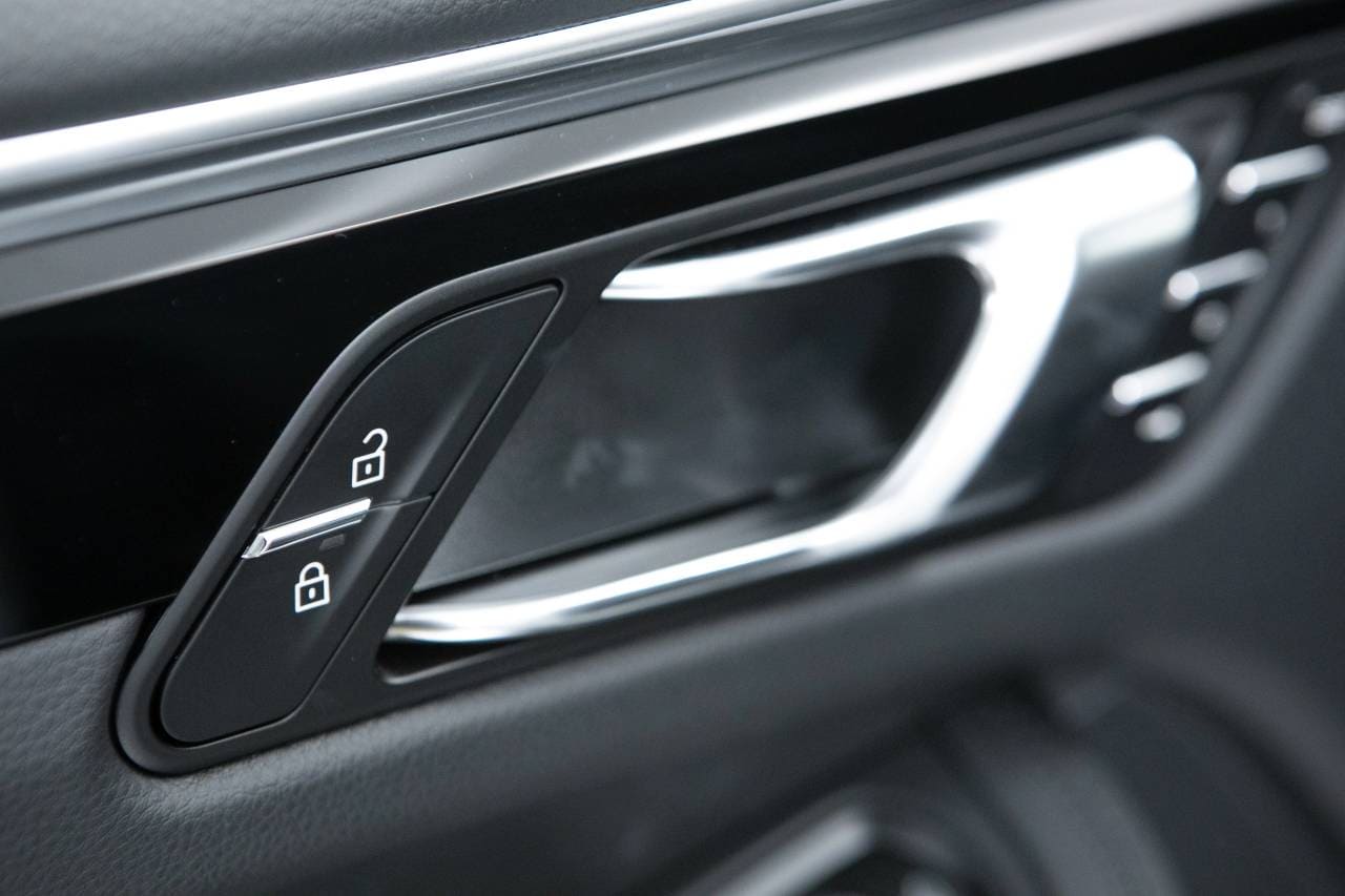 Thumbnail: 2026 Porsche Macan - 26