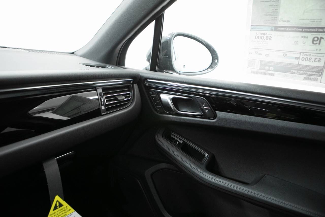 Thumbnail: 2026 Porsche Macan - 33