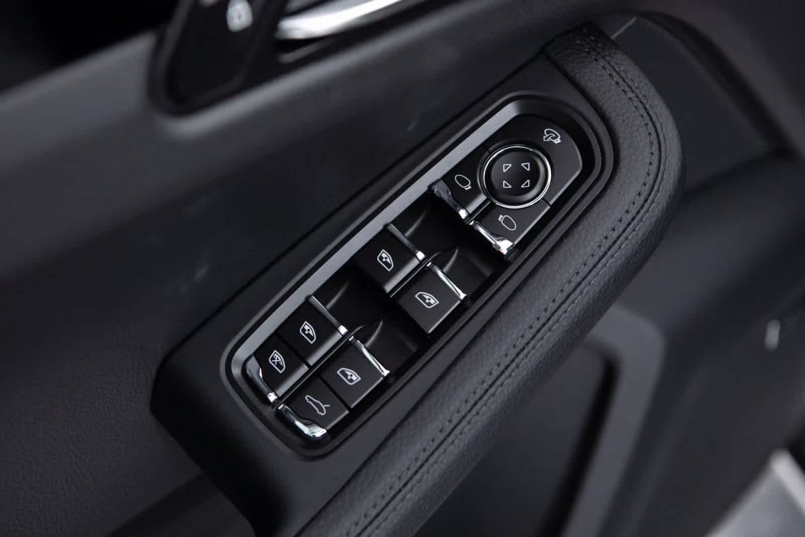 Thumbnail: 2025 Porsche Macan - 21