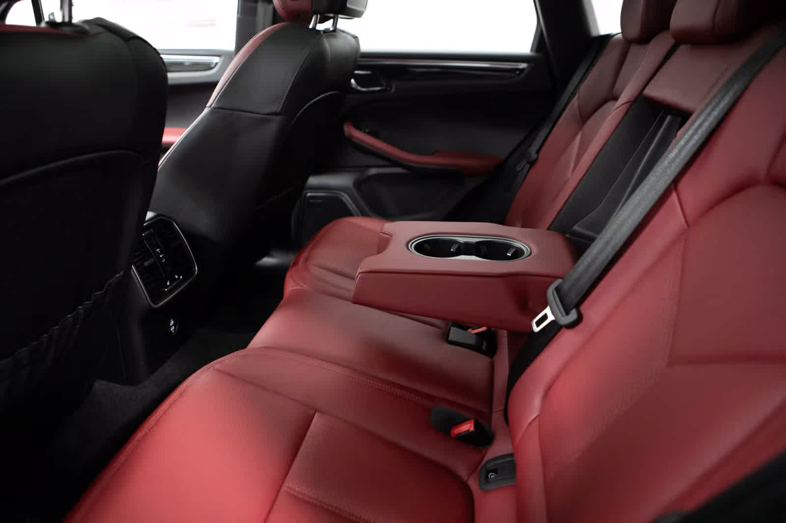 Thumbnail: 2026 Porsche Macan - 34