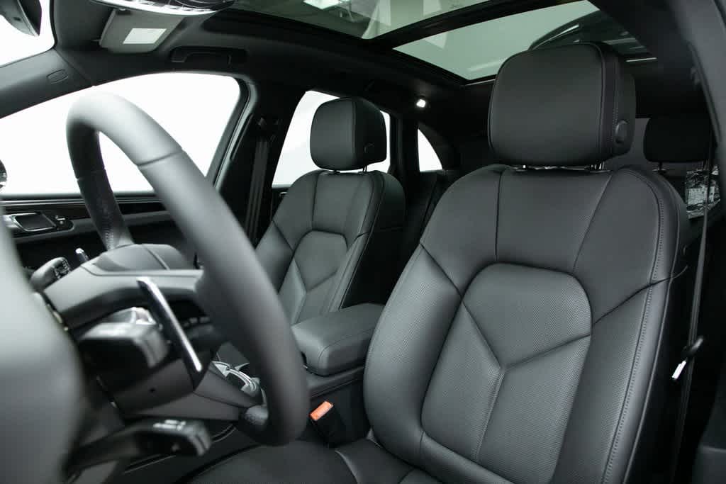 Thumbnail: 2025 Porsche Macan - 5