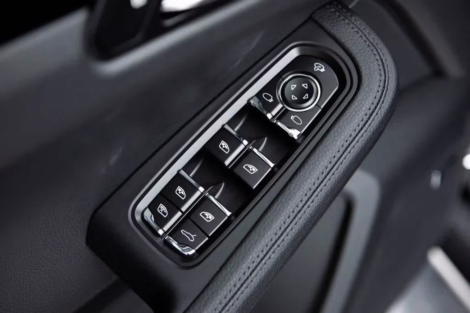 Thumbnail: 2025 Porsche Macan - 19