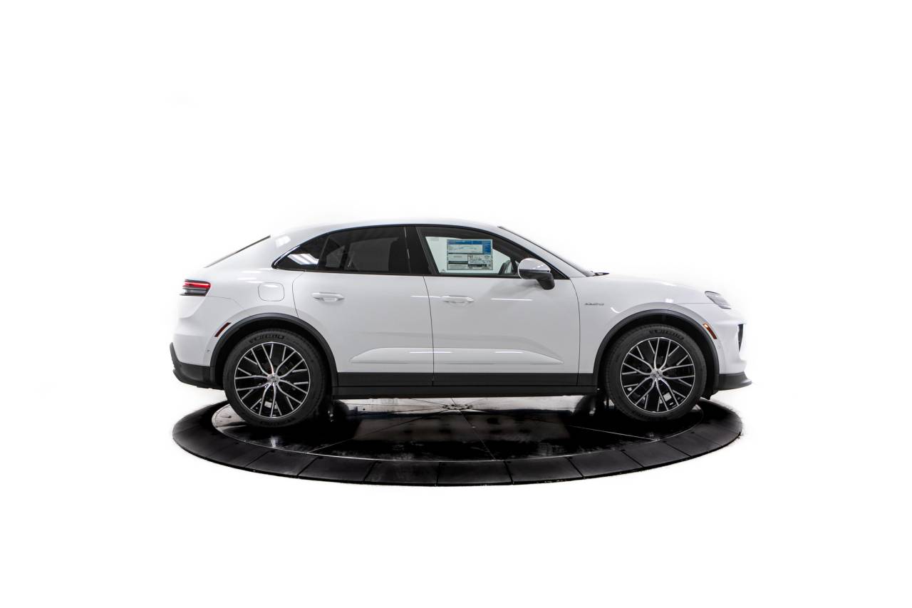 Thumbnail: 2026 Porsche Macan - 8