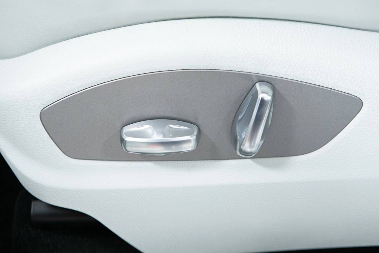 Thumbnail: 2026 Porsche Macan - 24