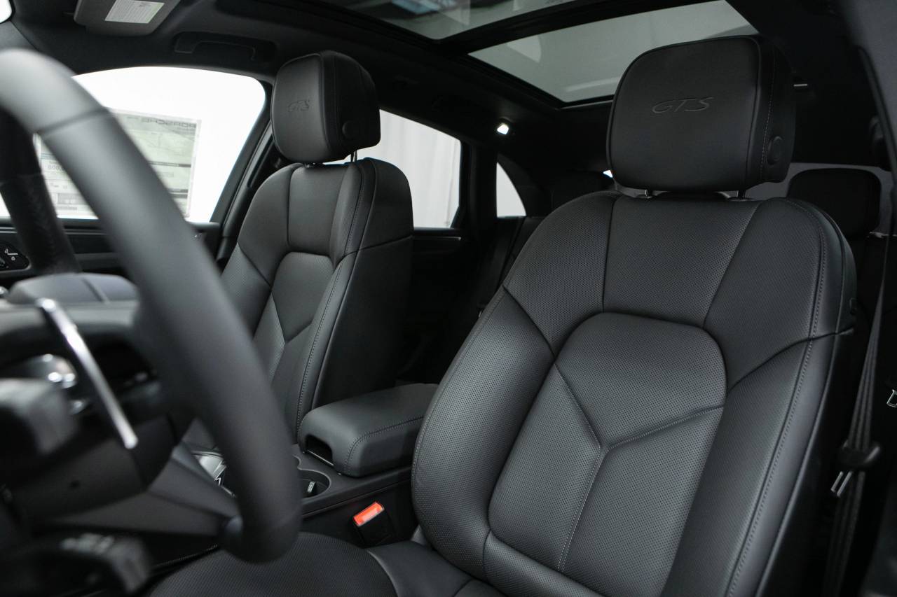 Thumbnail: 2026 Porsche Macan - 5