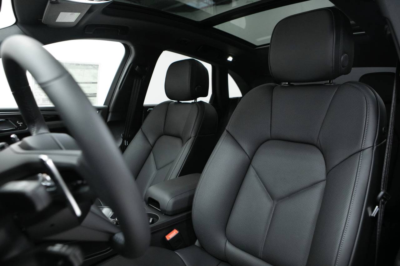 Thumbnail: 2026 Porsche Macan - 5