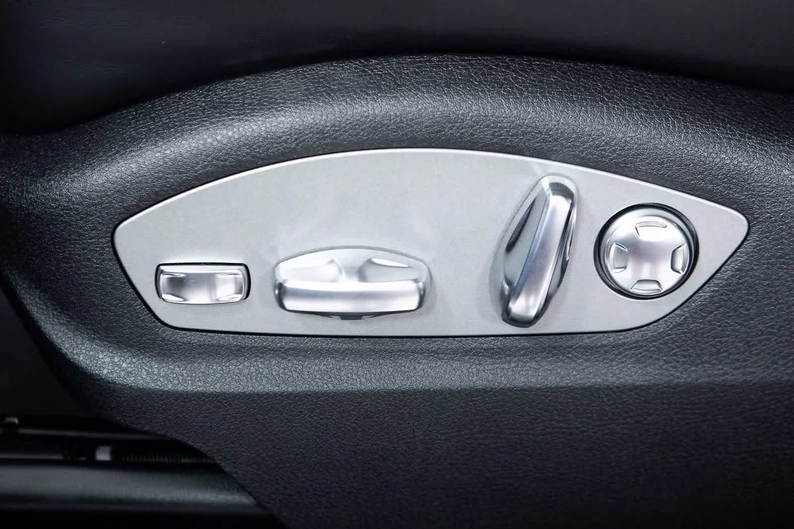 Thumbnail: 2026 Porsche Macan - 24