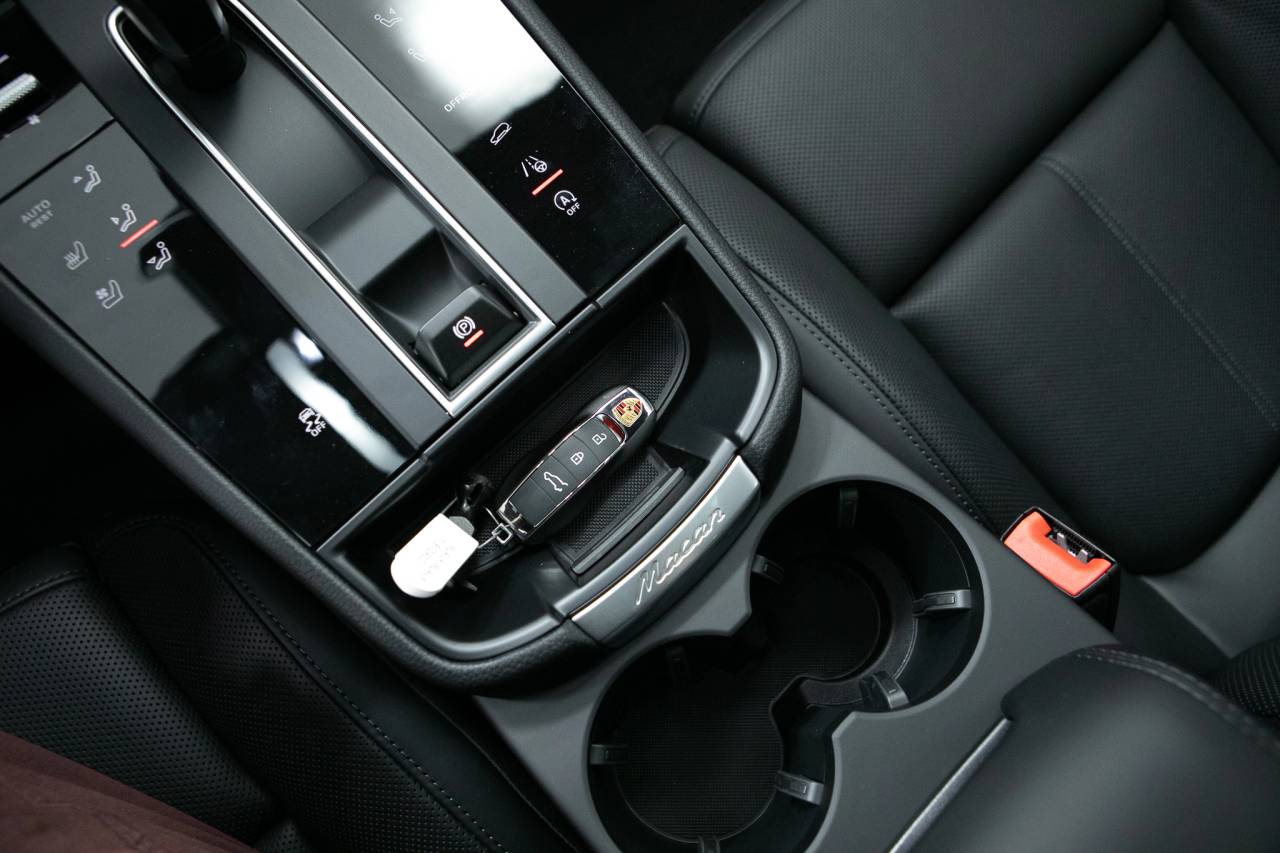 Thumbnail: 2026 Porsche Macan - 33