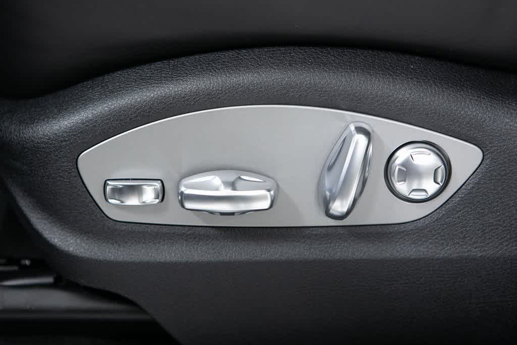 Thumbnail: 2025 Porsche Macan - 21