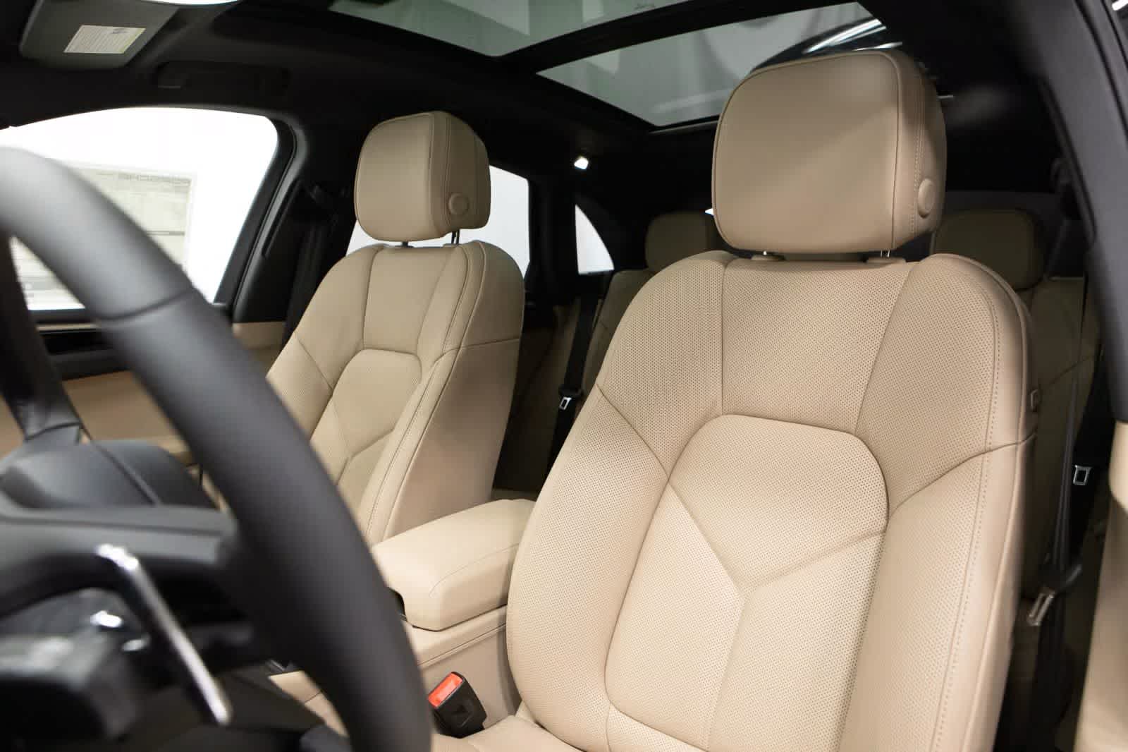 Thumbnail: 2026 Porsche Macan - 5