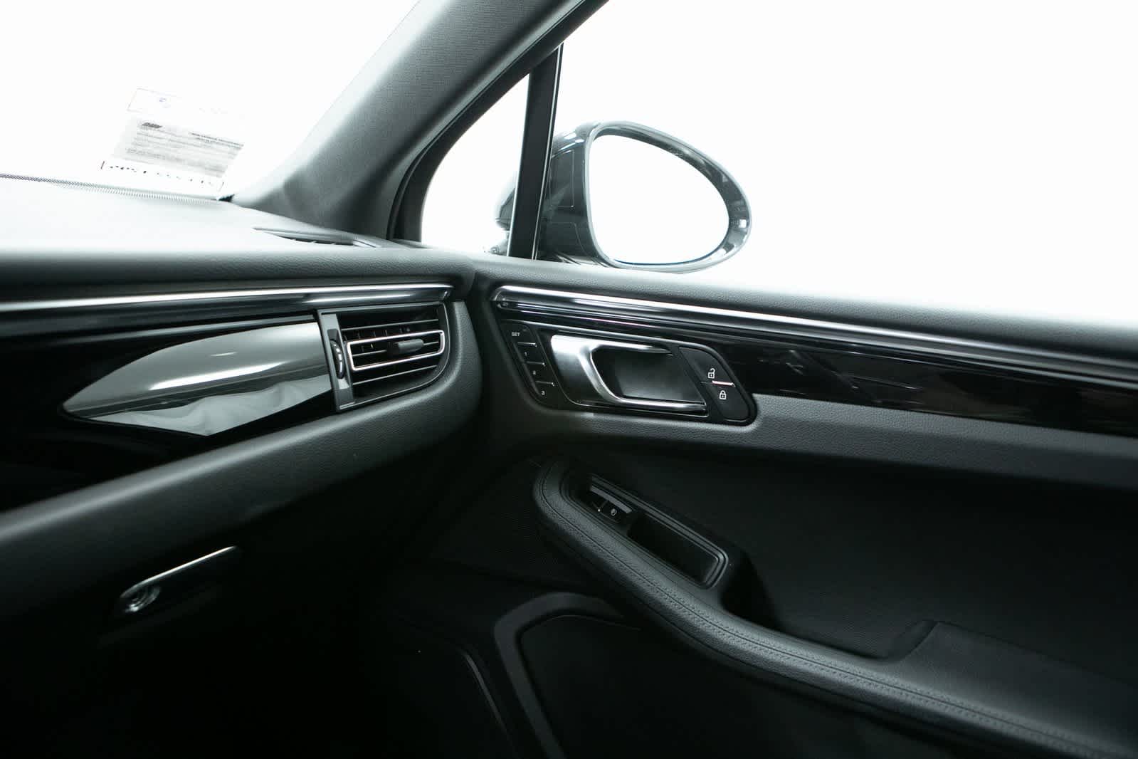 Thumbnail: 2025 Porsche Macan - 24