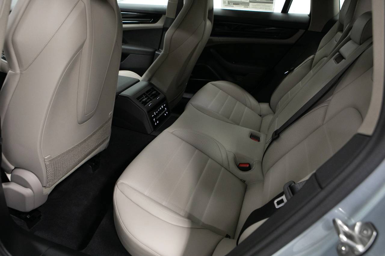 Thumbnail: 2026 Porsche Panamera - 36