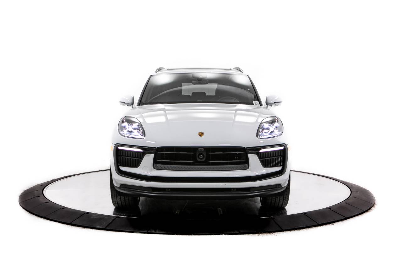 Thumbnail: 2026 Porsche Macan - 10