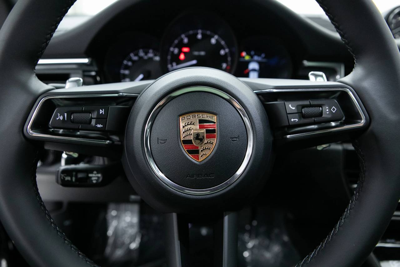 Thumbnail: 2026 Porsche Macan - 21