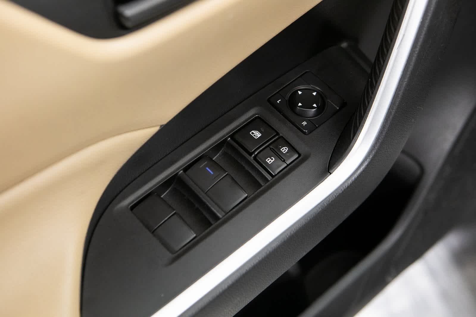 Thumbnail: 2021 Toyota RAV4 - 17