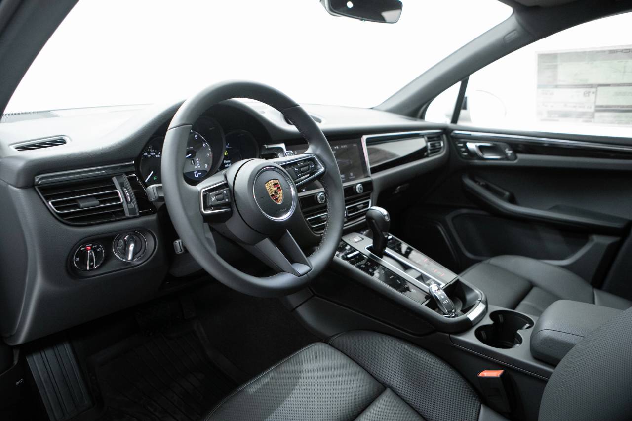 Thumbnail: 2026 Porsche Macan - 4