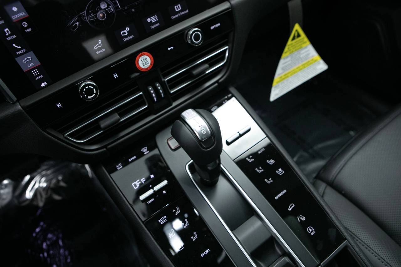 Thumbnail: 2026 Porsche Macan - 27