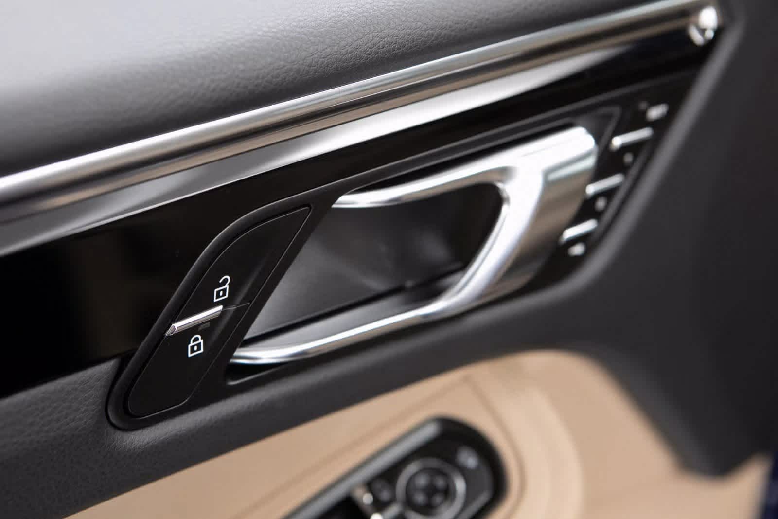 Thumbnail: 2025 Porsche Macan - 21