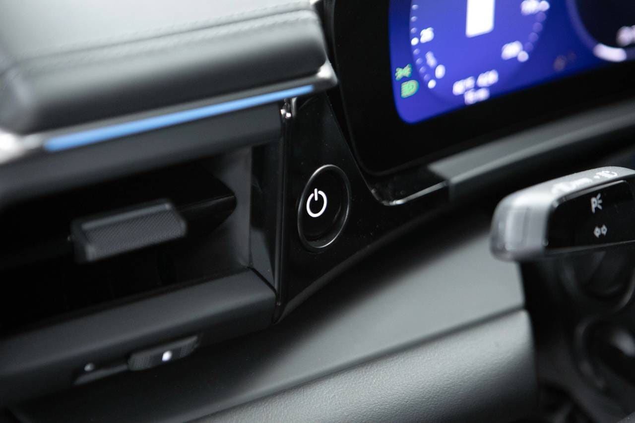 Thumbnail: 2026 Porsche Macan - 26