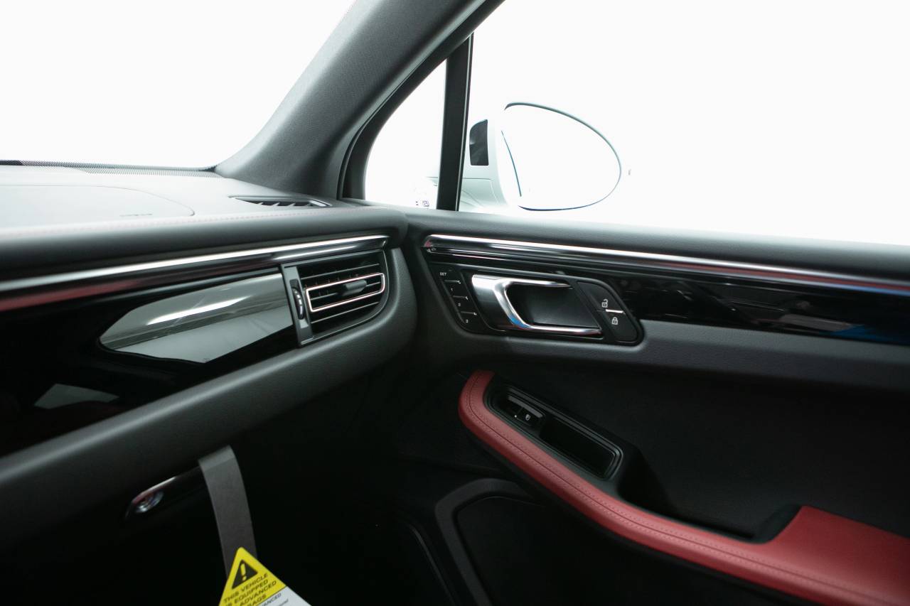 Thumbnail: 2025 Porsche Macan - 31
