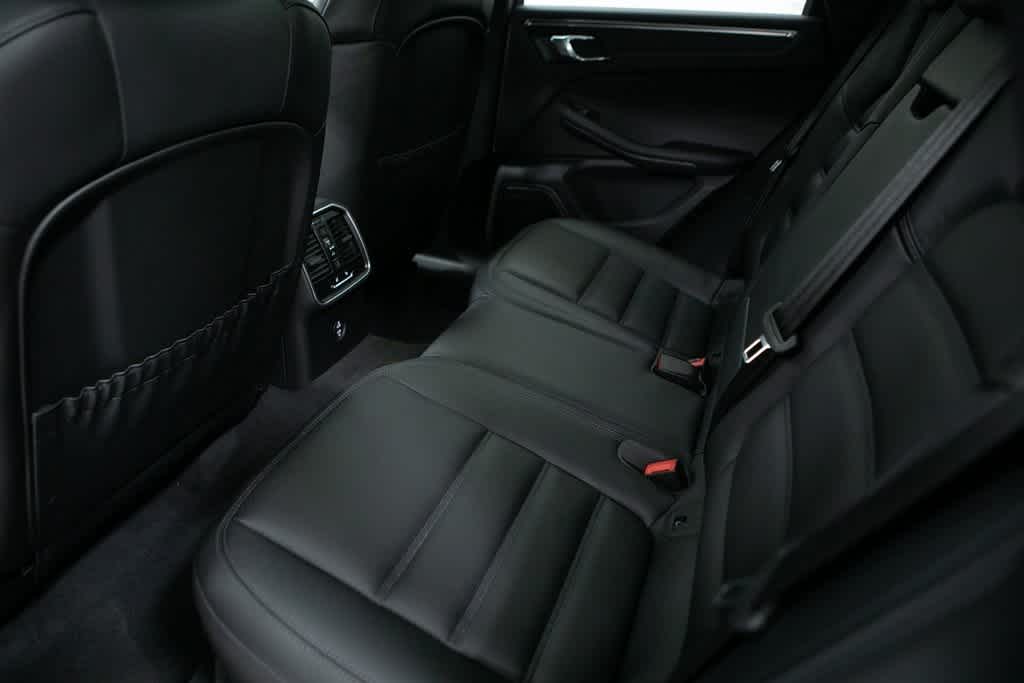 Thumbnail: 2025 Porsche Macan - 32