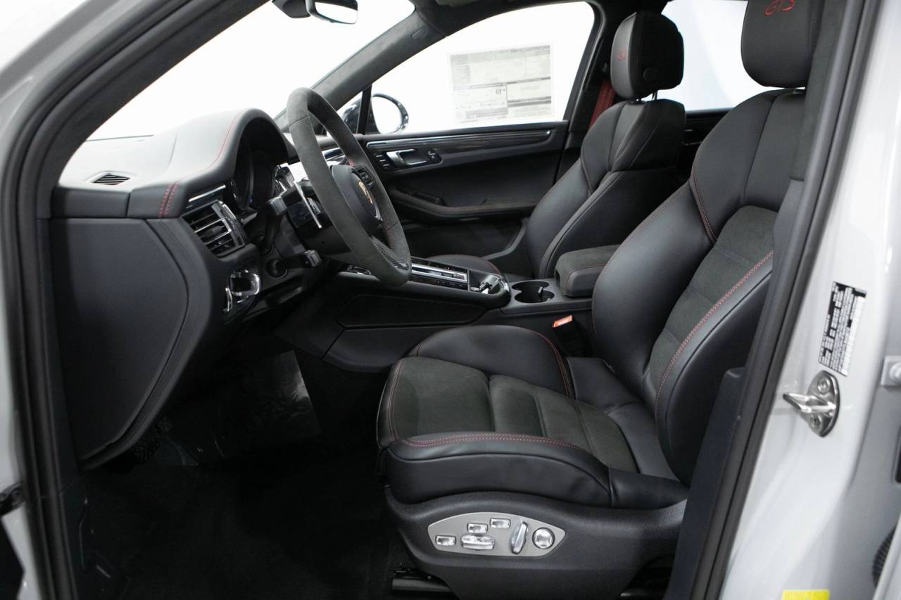 Thumbnail: 2026 Porsche Macan - 16