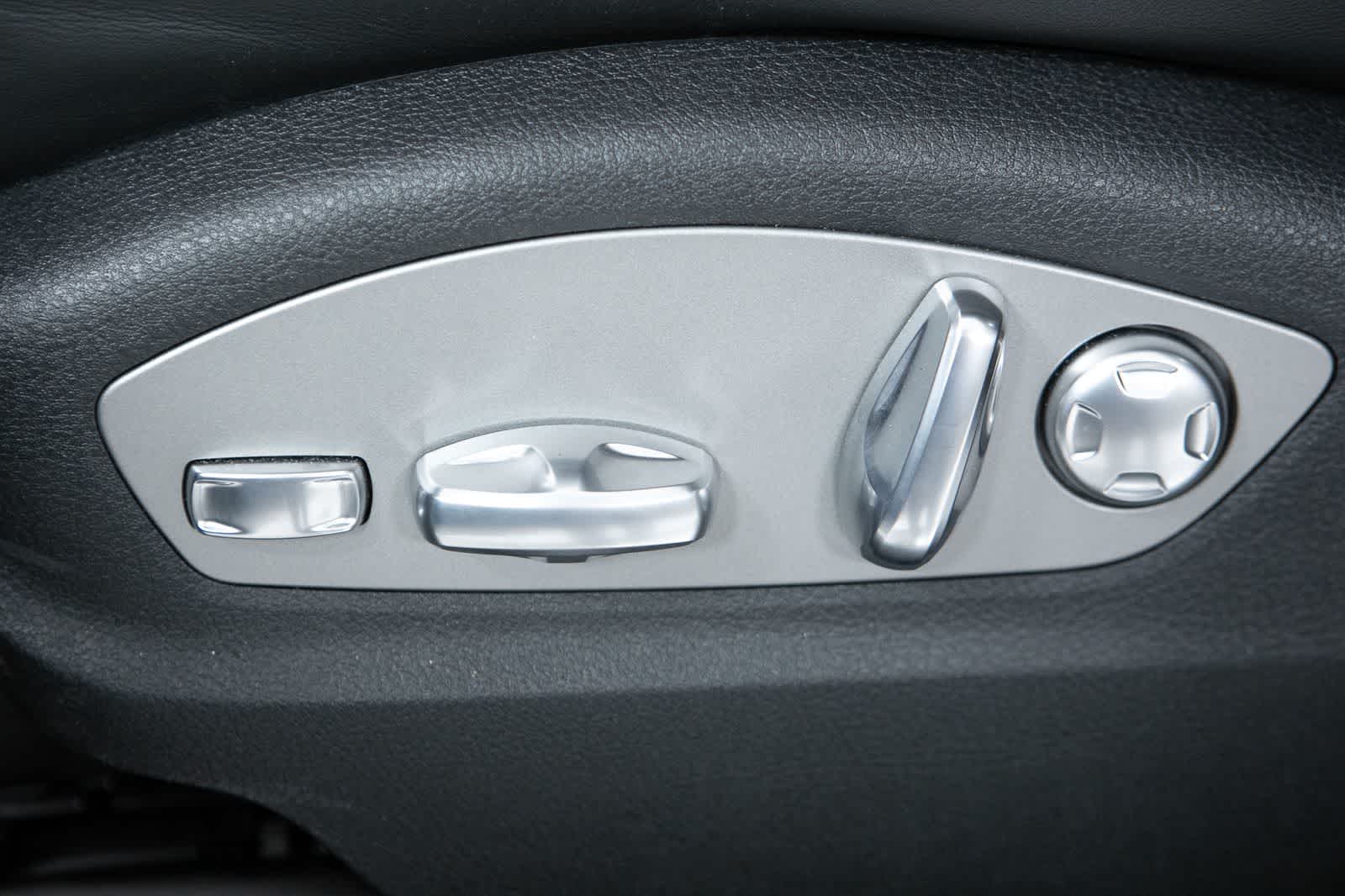 Thumbnail: 2026 Porsche Macan - 24