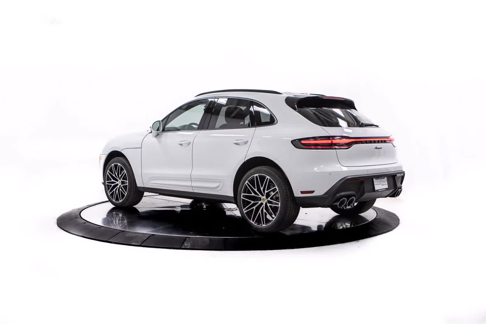 Thumbnail: 2026 Porsche Macan - 3