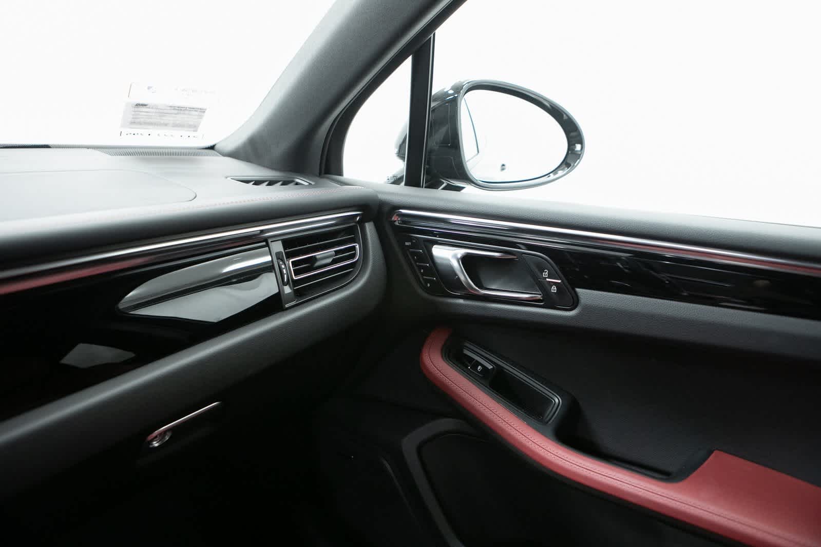 Thumbnail: 2025 Porsche Macan - 24