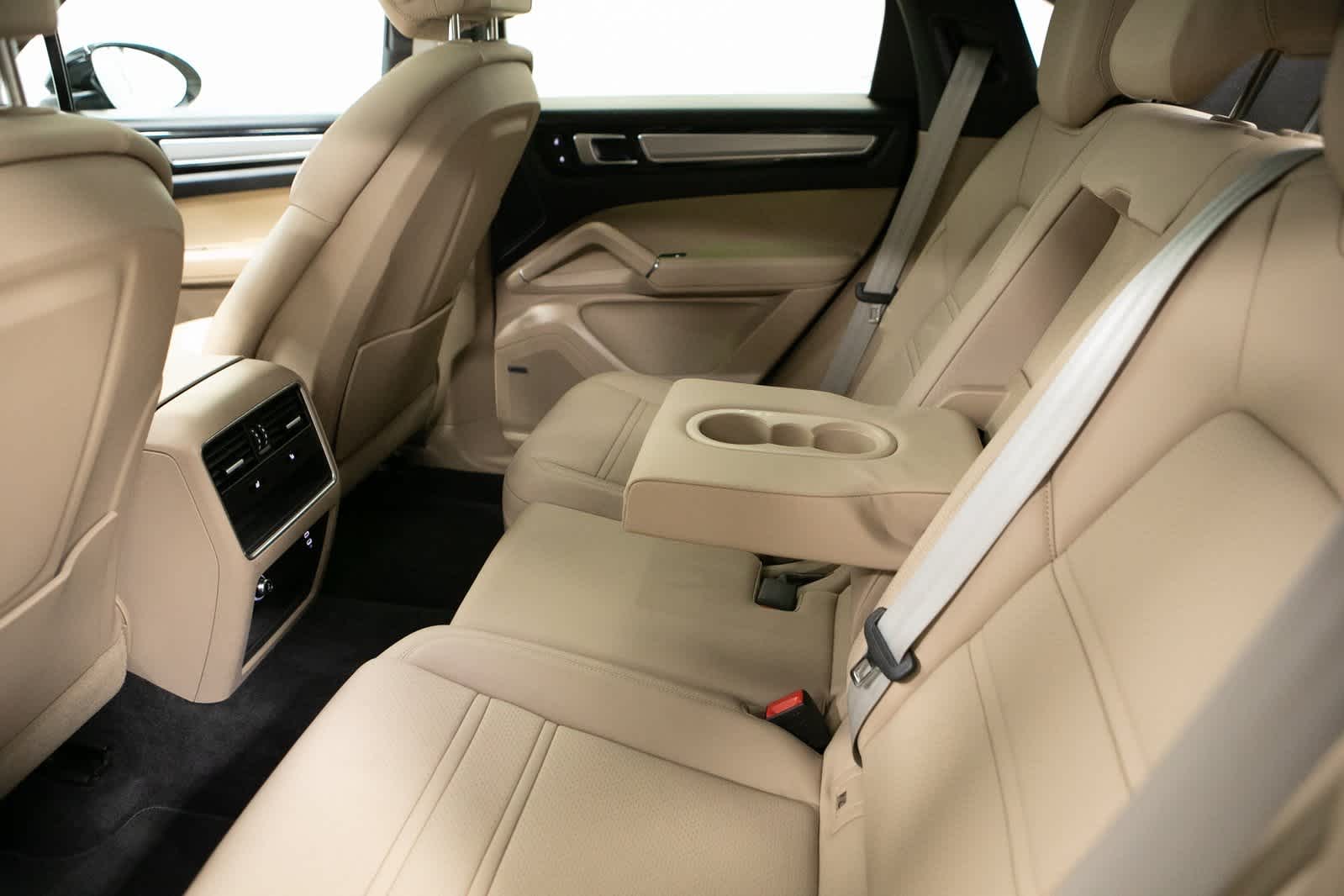 Thumbnail: 2022 Porsche Cayenne - 25