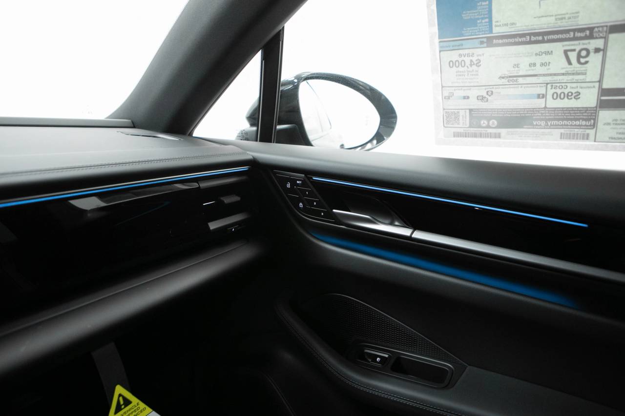 Thumbnail: 2026 Porsche Macan - 30