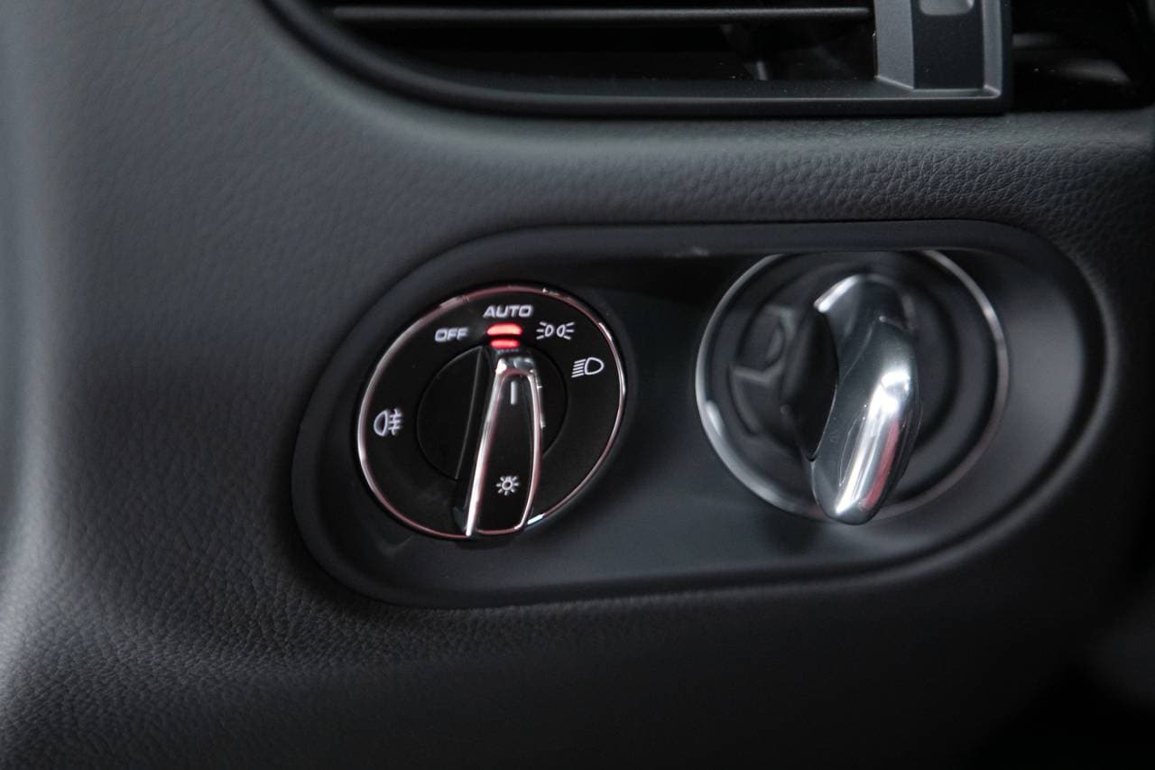 Thumbnail: 2026 Porsche Macan - 27