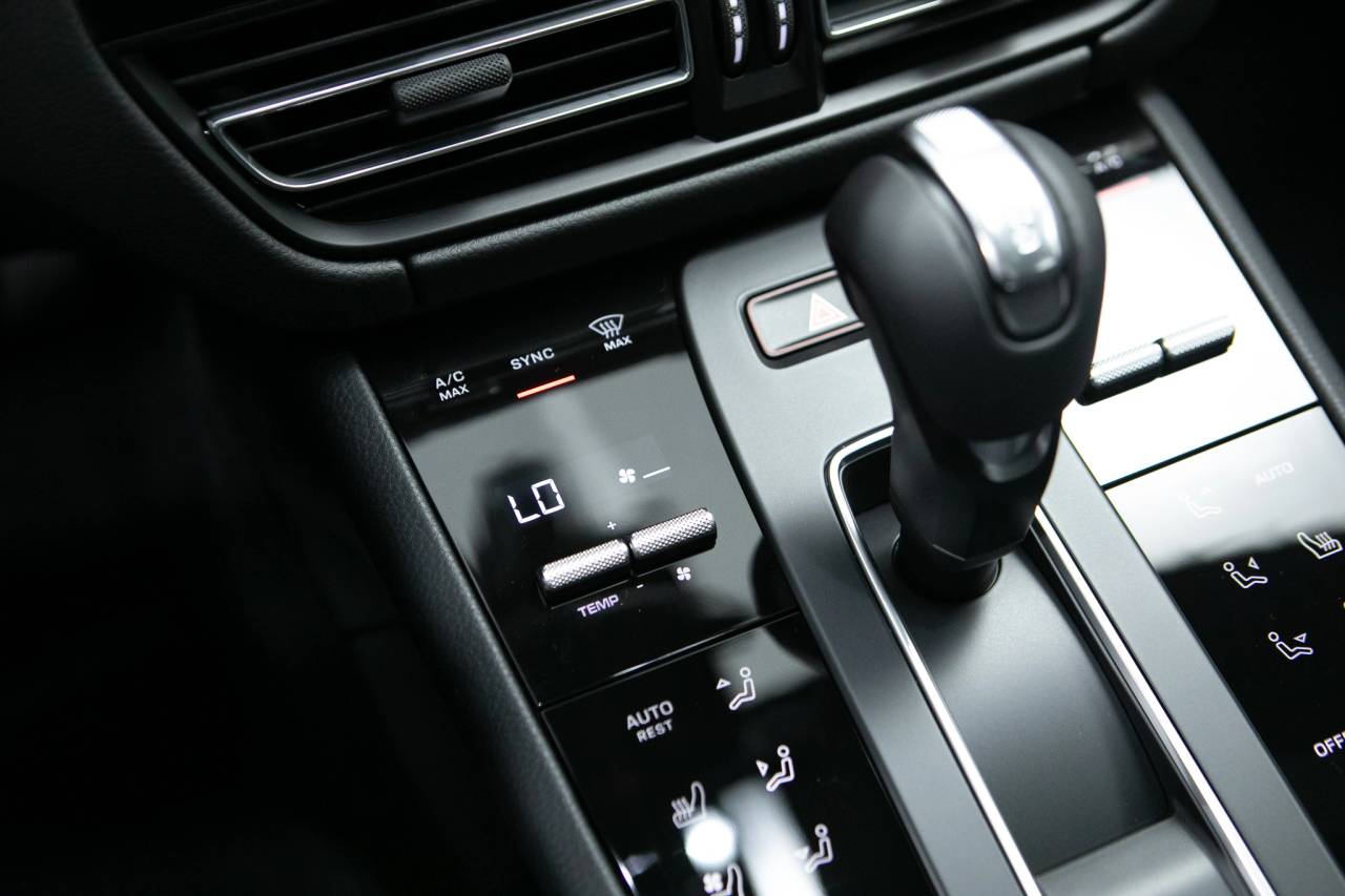 Thumbnail: 2026 Porsche Macan - 27